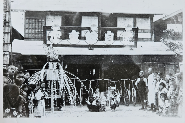 1920年（大正9年）創業当時の峰田自転車店。新庄市にて曽祖父・峯田清介が創業した株式会社みねたの原点となる店舗写真