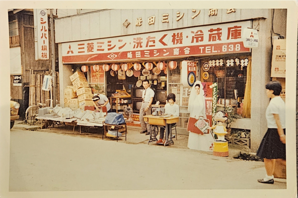 1950年（昭和25年）株式会社峰田ミシン商會の店舗風景。祖父・峯田勇が設立した株式会社みねたの前身となる昭和時代の写真