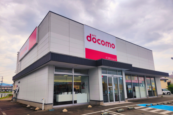2013年（平成25年）に移転オープンしたドコモショップ新庄南店。株式会社みねたが運営する山形県新庄市の携帯ショップ店舗外観